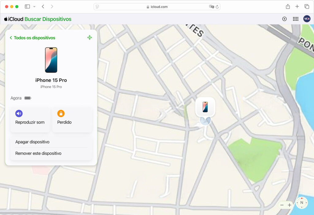 Captura de tela da interface do iCloud.com sendo usada para localizar um iPhone 15 Pro. O mapa à direita mostra a localização em tempo real do aparelho, e o menu à esquerda apresenta as opções: 'Reproduzir som', 'Modo Perdido', 'Apagar dispositivo' e 'Remover este dispositivo'.