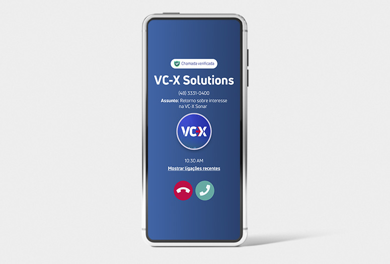 Imagem de um smartphone com a tela de chamada recebida. No visor, aparece o nome "VC-X Solutions", o telefone "(48) 3331-0400" e um selo de "Chamada verificada". O assunto da ligação é "Retorno sobre interesse na VC-X Sonar". Ao centro, está o logo da VC-X e, na parte inferior, os botões para aceitar ou recusar a chamada.