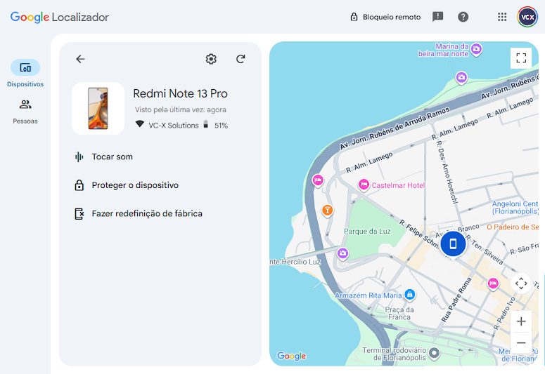 No Google Localizador: painel de controle com o mapa mostrando a localização do celular e as opções disponíveis: 'Tocar som', 'Proteger o dispositivo' e 'Fazer redefinição de fábrica'.