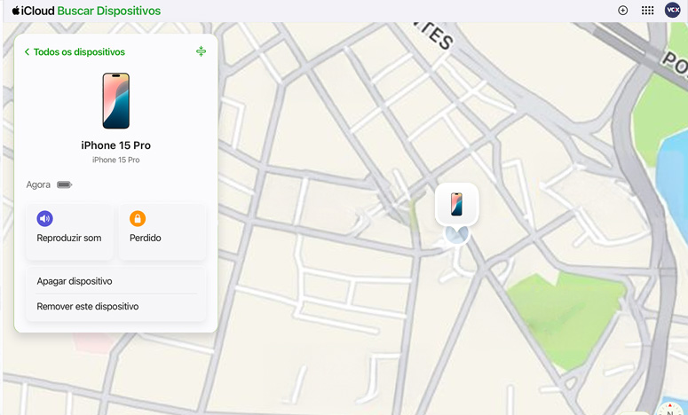 No 'Buscar Dispositivos' do iCloud: painel mostrando a localização de um iPhone 15 Pro em um mapa e as opções de controle remoto, como 'Reproduzir som' e ativar o 'Modo Perdido'.