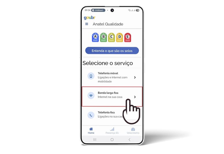 Captura de tela do aplicativo Anatel Qualidade mostrando a lista de serviços. Um ícone de mão aponta o clique na opção "Banda larga fixa", indicando o primeiro passo para consultar a qualidade da internet residencial.