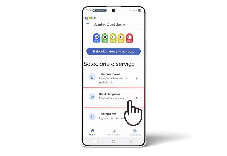 Captura de tela do aplicativo Anatel Qualidade mostrando a lista de serviços. Um ícone de mão aponta o clique na opção "Banda larga fixa", indicando o primeiro passo para consultar a qualidade da internet residencial.