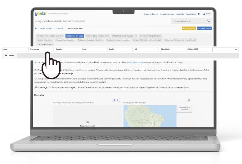Tela do portal Gov.br no desktop mostrando a ferramenta de consulta de qualidade da Anatel. Um ícone de mão aponta para o menu de filtros no topo da página, sobre os filtros como "Ano", "Prestadora", "Serviço", "Selo", "Região", "UF", "Município" e "Código IBGE" .