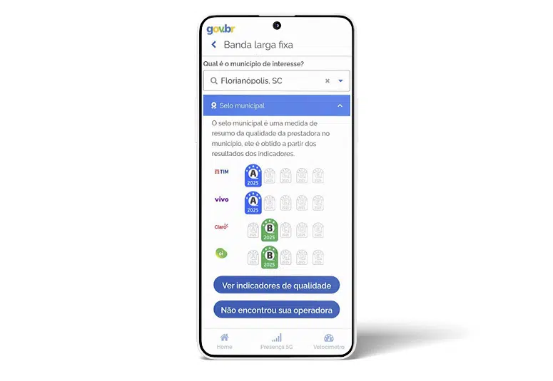 Tela de consulta no app da Anatel com o município "Florianópolis, SC" selecionado. Abaixo, exibe-se o resultado do "Selo municipal" com as notas das operadoras TIM e Vivo (nota A) e Claro e Oi (nota B), além do botão "Ver indicadores de qualidade".
