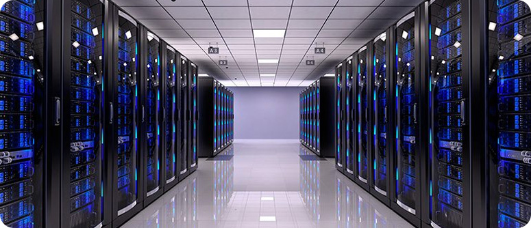 Corredor de um data center com as máquinas posicionadas frente a frente.