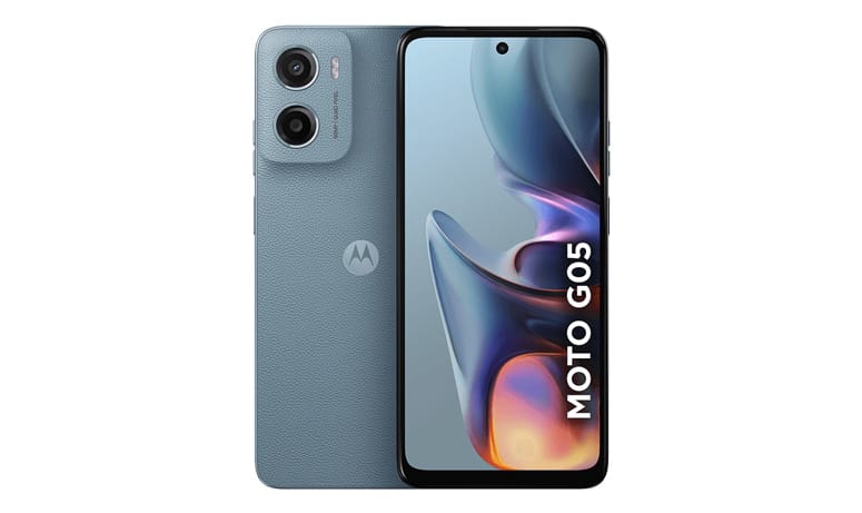 Smartphone Motorola Moto G05 na cor azul. A imagem exibe a traseira texturizada com módulo de câmera dupla de 50MP e a tela frontal acesa com um papel de parede abstrato colorido e o texto Moto G05.