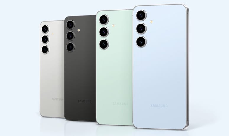 Quatro smartphones Samsung Galaxy S24 FE EE lado a lado, vistos pela parte traseira, destacando o conjunto de três câmeras verticais. Os aparelhos aparecem nas cores cinza claro, grafite, verde menta e azul claro.